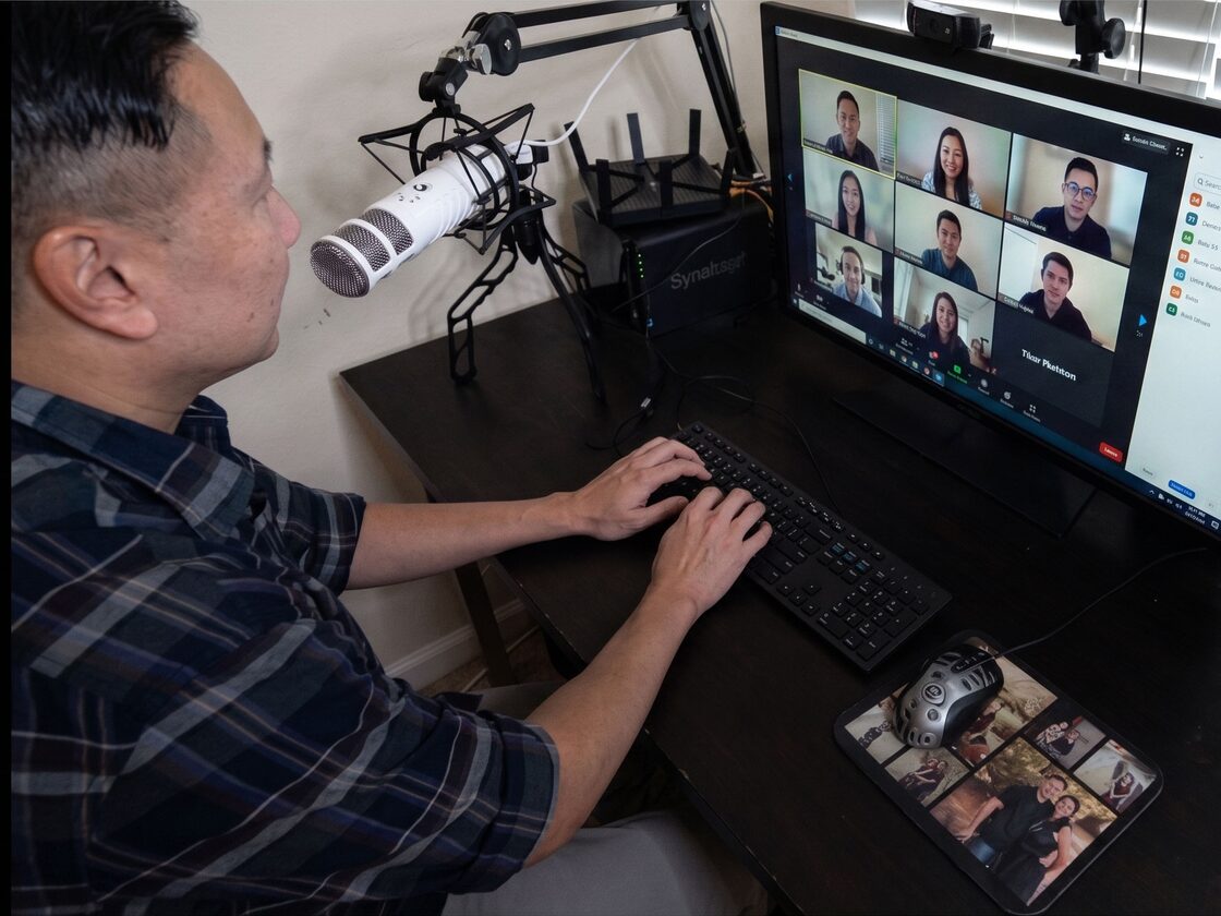 Steve Chou presenting live to course students on a video call